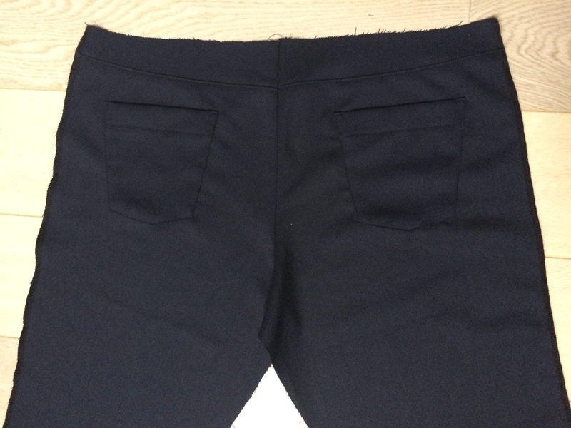 Jak ušít dámské kalhoty, šití zadního sedového švu