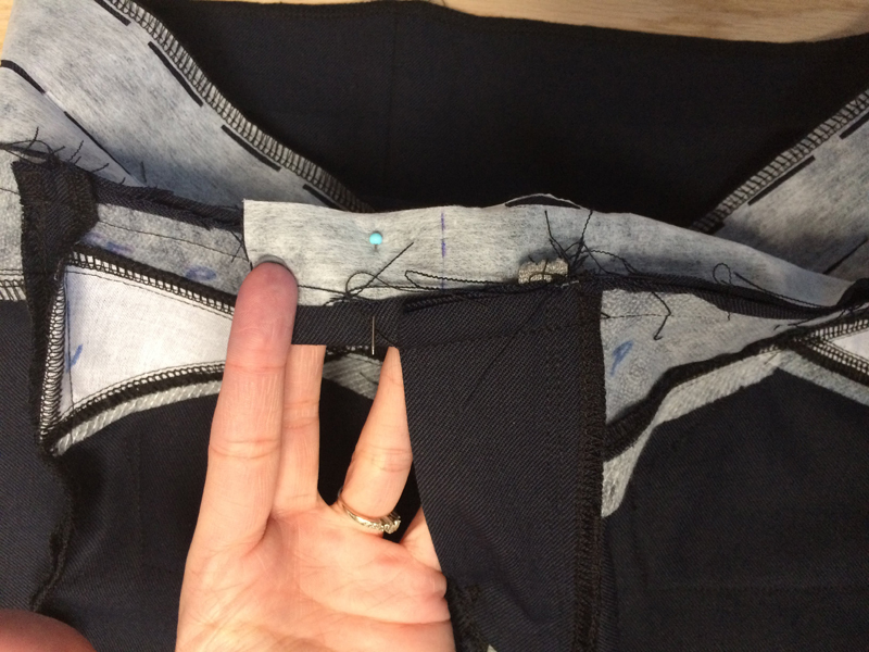 Jak ušít dámské kalhoty, všití pásu do kalhot