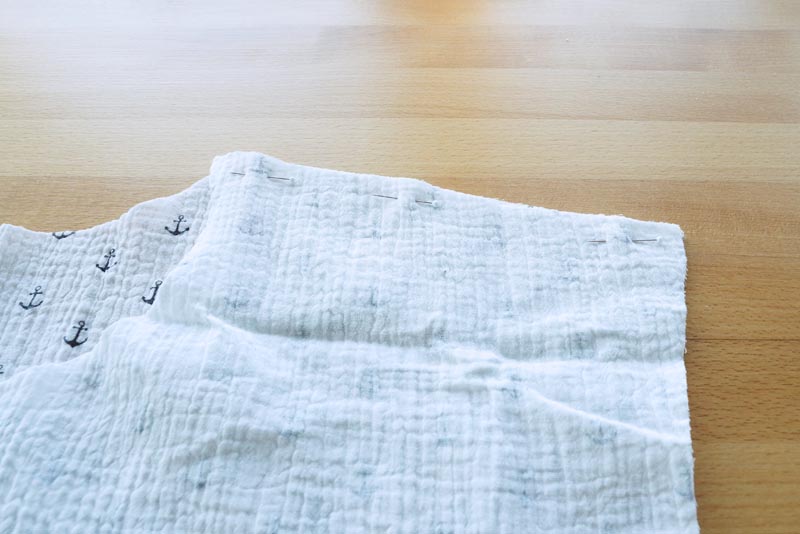 Jednoduchý střih na dámské letní kojící šaty z mušelínu, ramenní švy