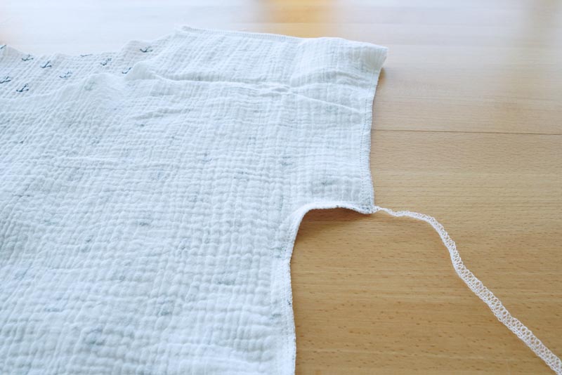 Jak ušít jednoduché dámské letní kojící šaty z mušelínu, šití bočních švů