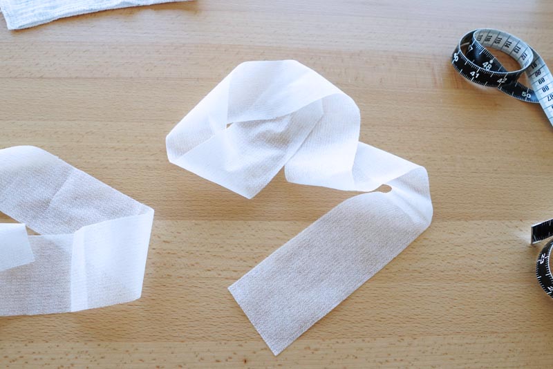 Jak ušít jednoduché dámské letní kojící šaty z mušelínu, podžehlení (vyztužení) výstřihu, knoflíkové légy