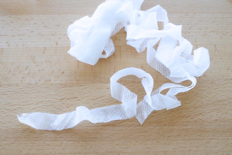 Jak ušít jednoduché dámské letní kojící šaty z mušelínu, podžehlení (vyztužení) výstřihu, knoflíkové légy