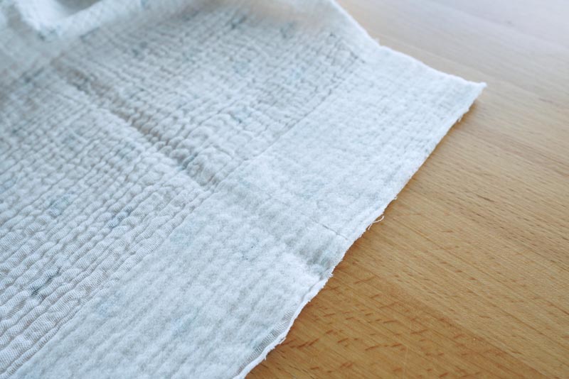 Jak ušít jednoduché dámské letní kojící šaty z mušelínu, podžehlení (vyztužení) výstřihu, knoflíkové légy