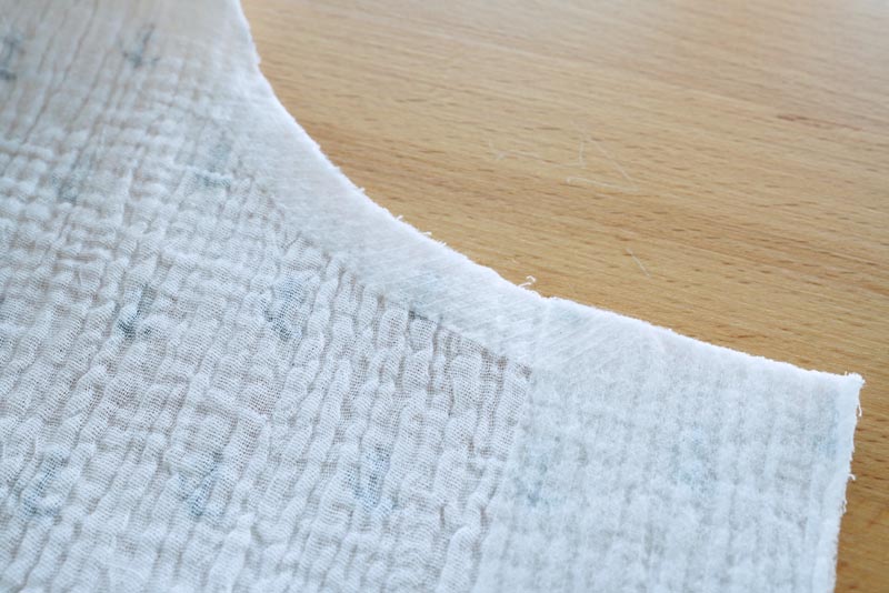 Jak ušít jednoduché dámské letní kojící šaty z mušelínu, podžehlení (vyztužení) výstřihu, knoflíkové légy