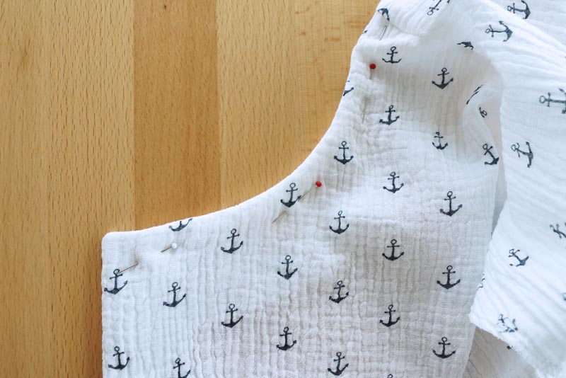 Jak ušít jednoduché dámské letní kojící šaty z mušelínu, Založení předního švu a spodního lemu