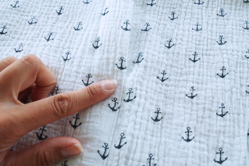 Jak ušít jednoduché dámské letní kojící šaty z mušelínu, knoflíková léga a na nacvakání druků (knoflíků)