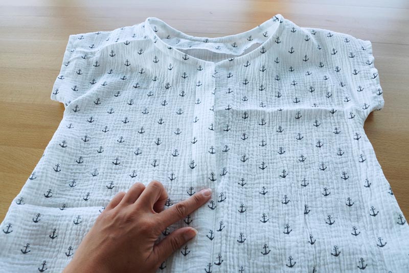 Jak ušít jednoduché dámské letní kojící šaty z mušelínu, knoflíková léga a na nacvakání druků (knoflíků)