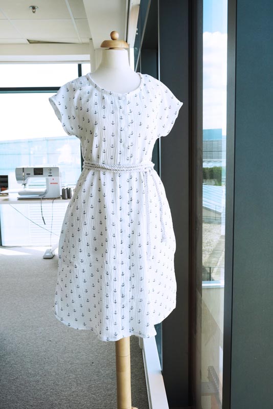 Jak ušít jednoduché dámské letní kojící šaty z mušelínu (návod na šití + střih)