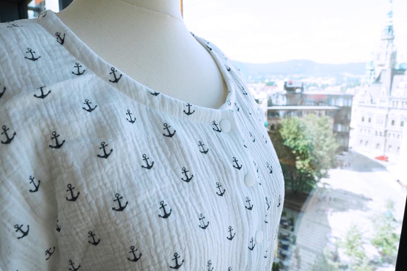 Jak ušít jednoduché dámské letní kojící šaty z mušelínu (návod na šití + střih)
