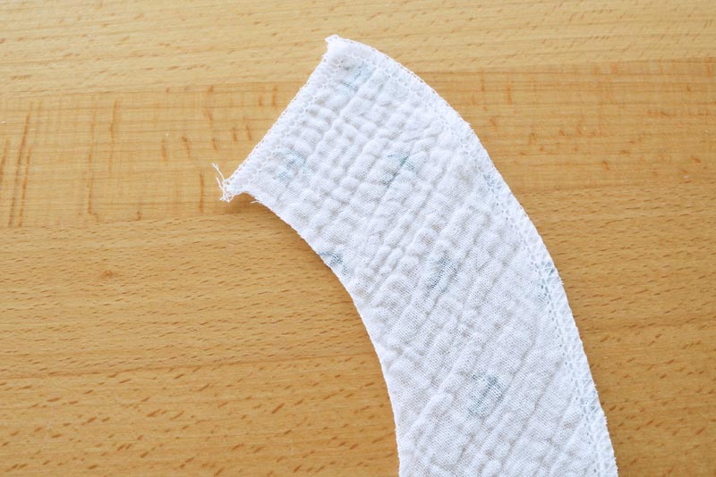 Jednoduchý střih na dámské letní kojící šaty z mušelínu, střihová příprava