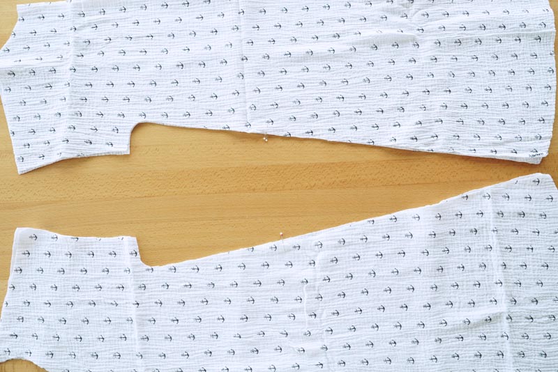 Jednoduchý střih na dámské letní kojící šaty z mušelínu, kapsy