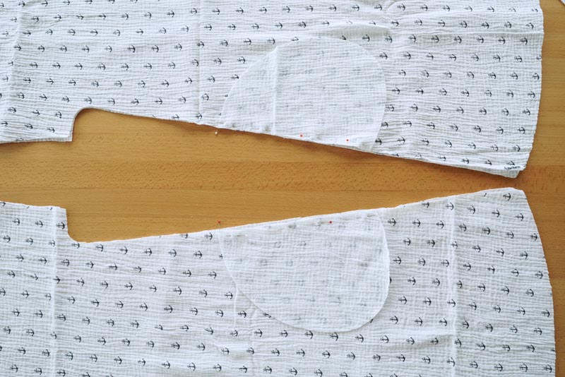 Jednoduchý střih na dámské letní kojící šaty z mušelínu, kapsy