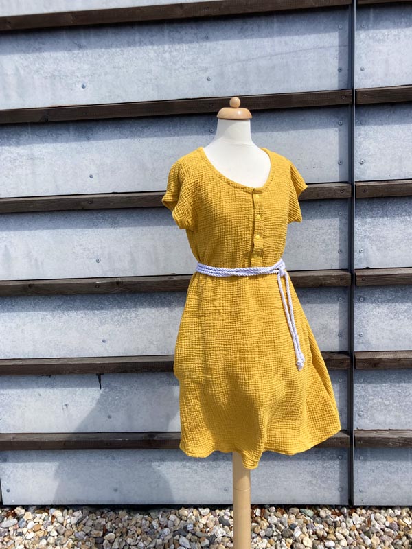 Jednoduchý střih na dámské letní kojící šaty z mušelínu