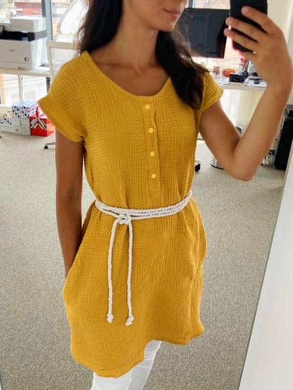 Jednoduchý střih na dámské letní kojící šaty z mušelínu