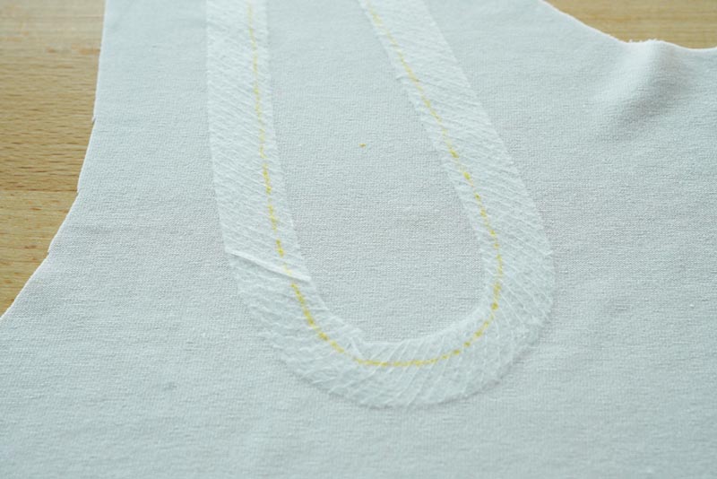 Střih a návod na šití: dámské tílko s průstřihem ve výstřihu. Příprava průstřihu a podsádky