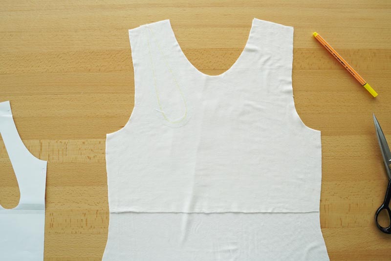 Střih a návod na šití: dámské tílko s průstřihem ve výstřihu. Příprava průstřihu a podsádky
