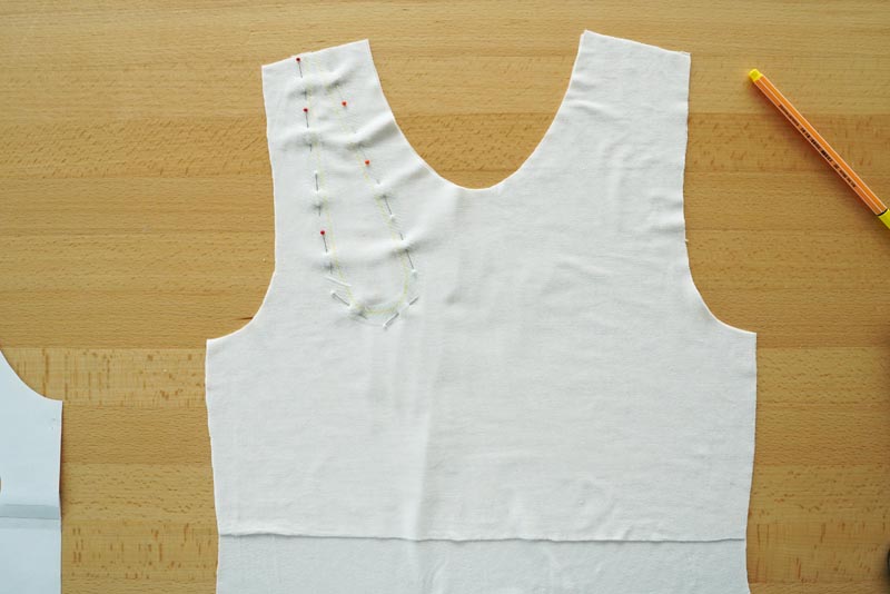 Střih a návod na šití: dámské tílko s průstřihem ve výstřihu. Příprava průstřihu a podsádky