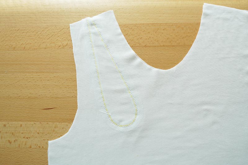 Střih a návod na šití: dámské tílko s průstřihem ve výstřihu. Příprava průstřihu a podsádky