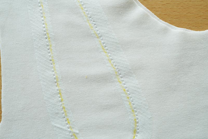 Střih a návod na šití: dámské tílko s průstřihem ve výstřihu. Příprava průstřihu a podsádky