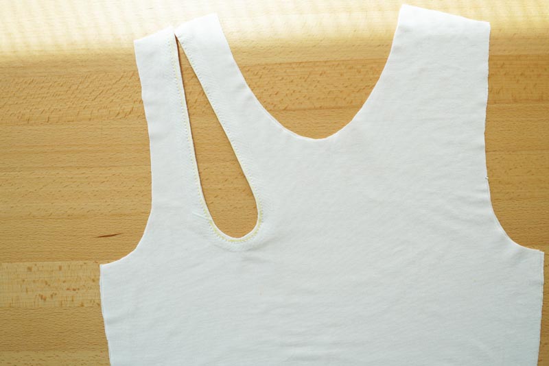 Střih a návod na šití: dámské tílko s průstřihem ve výstřihu. Příprava průstřihu a podsádky