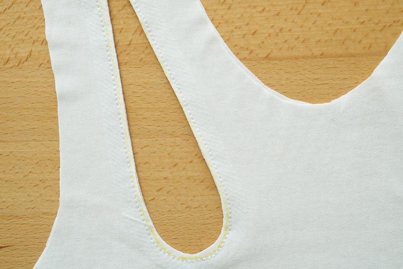 Střih a návod na šití: dámské tílko s průstřihem ve výstřihu. Příprava průstřihu a podsádky