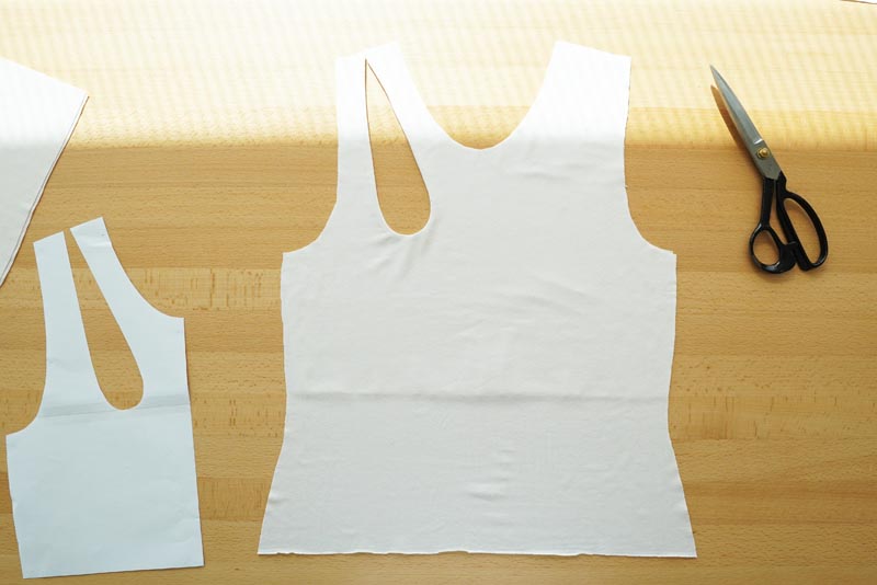 Střih a návod na šití: dámské tílko s průstřihem ve výstřihu. Příprava průstřihu a podsádky