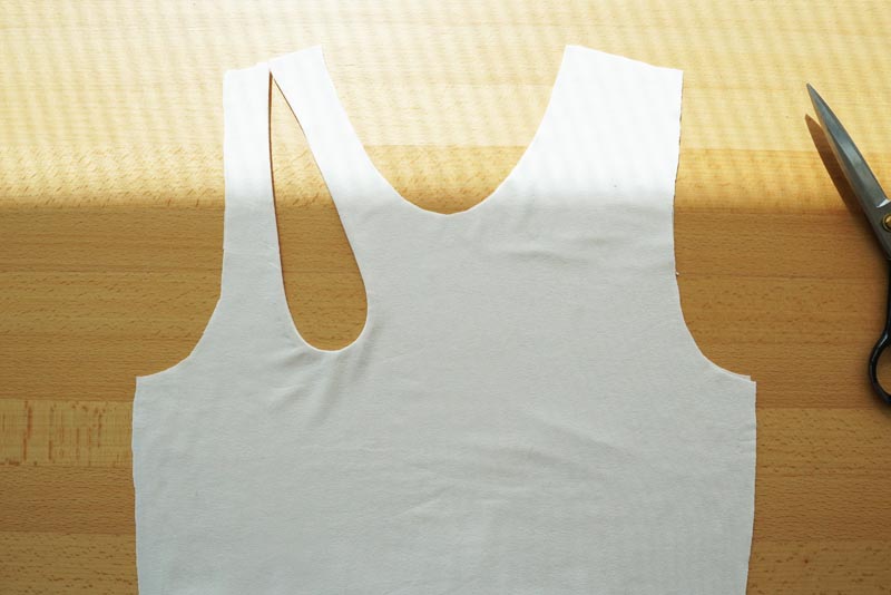 Střih a návod na šití: dámské tílko s průstřihem ve výstřihu. Příprava průstřihu a podsádky