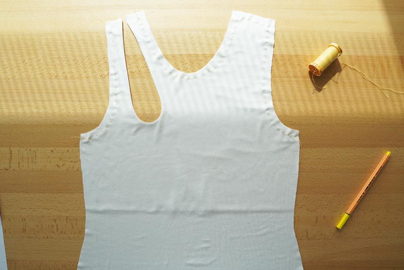 Střih a návod na šití: dámské tílko s průstřihem ve výstřihu. Příprava průstřihu a podsádky