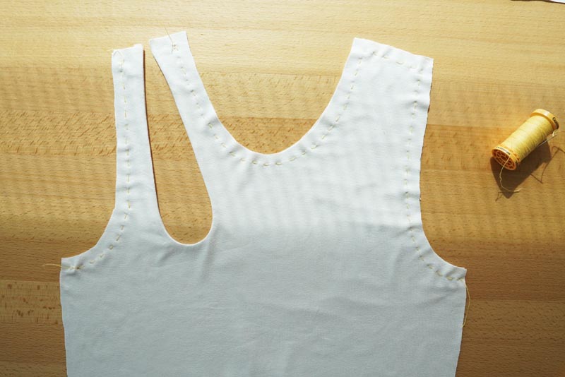 Střih a návod na šití: dámské tílko s průstřihem ve výstřihu. Příprava průstřihu a podsádky
