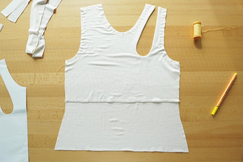 Střih a návod na šití: dámské tílko s průstřihem ve výstřihu. Příprava průstřihu a podsádky