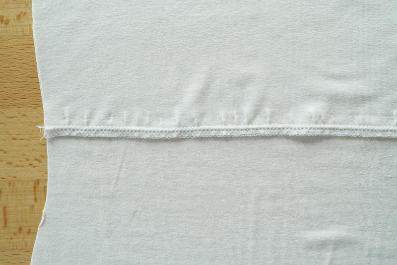 Střih a návod na šití: dámské tílko s průstřihem ve výstřihu. Podsádka předního dílu