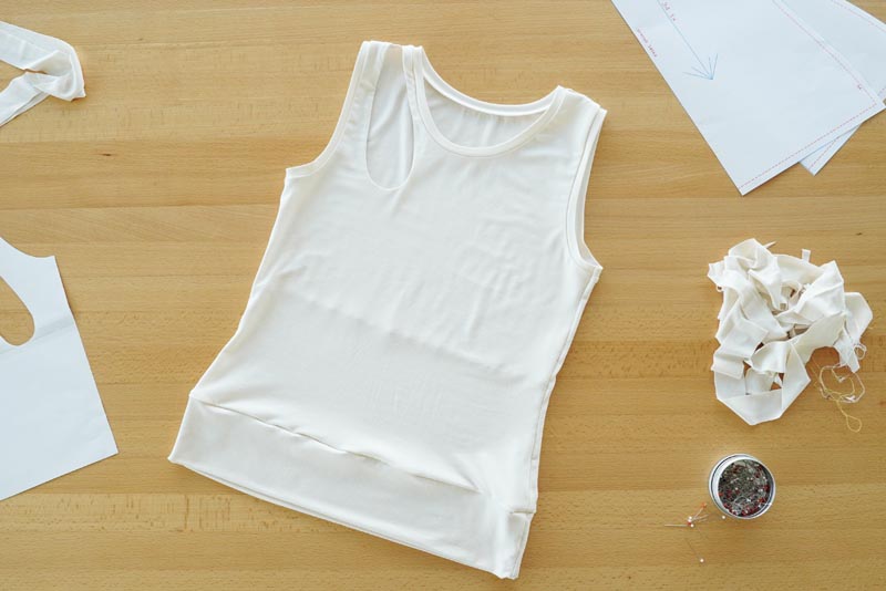 Jak ušít dámské tílko s průstřihem ve tvaru kapky ve výstřihu