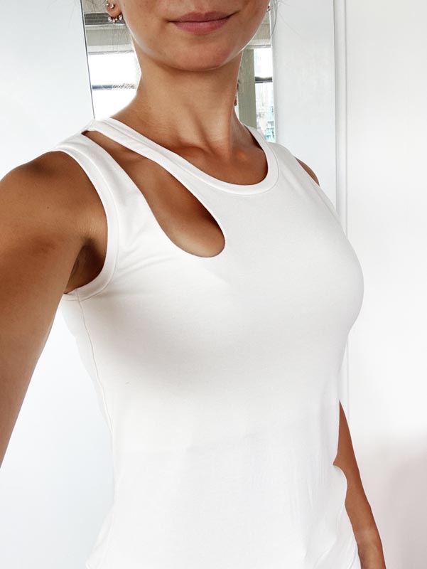 Střih a návod jak ušít dámské tílko s průstřihem ve tvaru kapky ve výstřihu