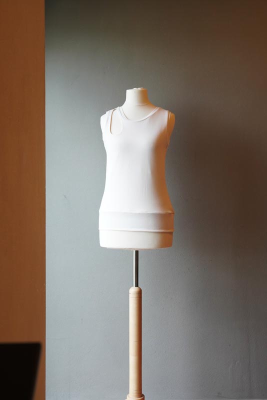 Střih a návod jak ušít dámské tílko s průstřihem ve tvaru kapky ve výstřihu