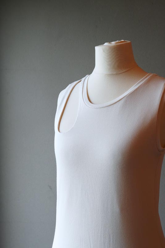 Střih a návod jak ušít dámské tílko s průstřihem ve tvaru kapky ve výstřihu