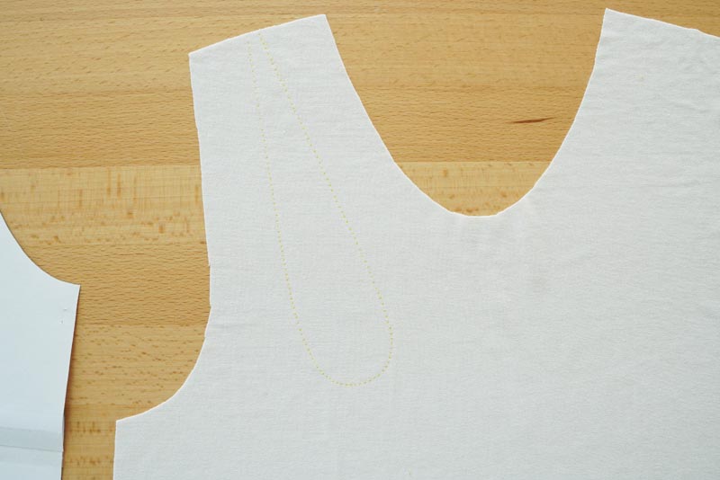 Střih a návod na šití: dámské tílko s průstřihem ve výstřihu. Příprava průstřihu a podsádky