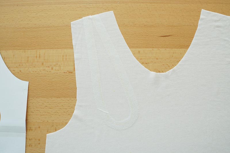 Střih a návod na šití: dámské tílko s průstřihem ve výstřihu. Příprava průstřihu a podsádky