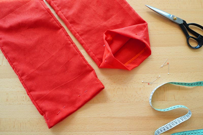 Střih a návod jak ušít jednoduché dámské kalhoty do nápletu - podehnutí spodního lemu kalhot