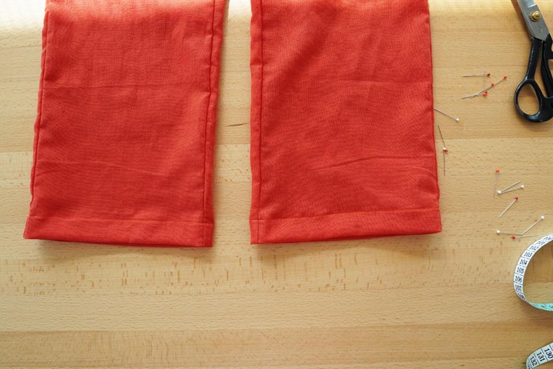 Střih a návod jak ušít jednoduché dámské kalhoty do nápletu - podehnutí spodního lemu kalhot