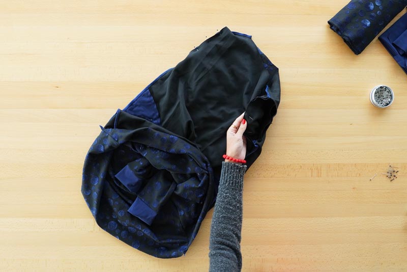 Návod a střih na jednoduché volnější podzimní / zimní šaty - vsazení rukávů