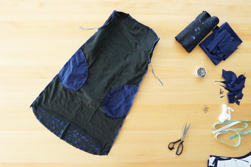 Návod a střih na jednoduché volnější podzimní / zimní šaty - vsazení rukávů