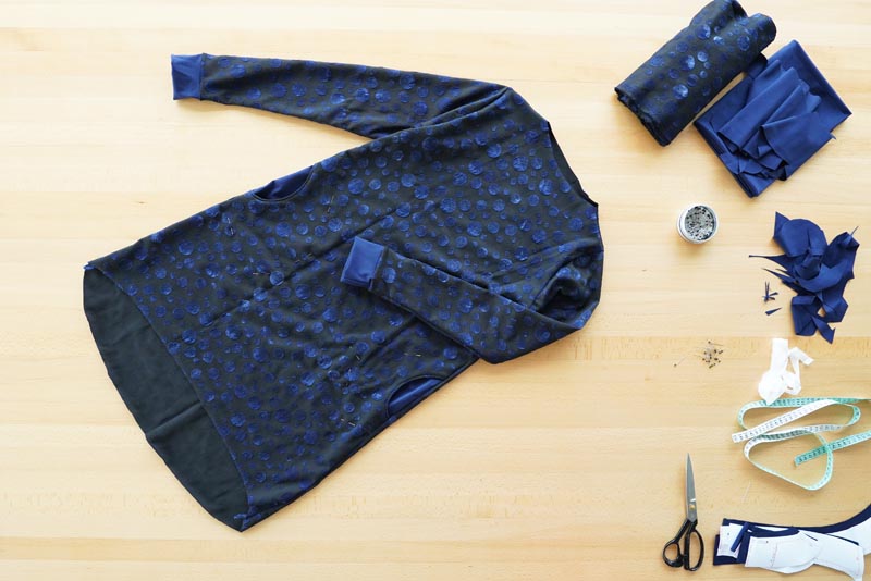 Návod a střih na jednoduché volnější podzimní / zimní šaty - vsazení rukávů