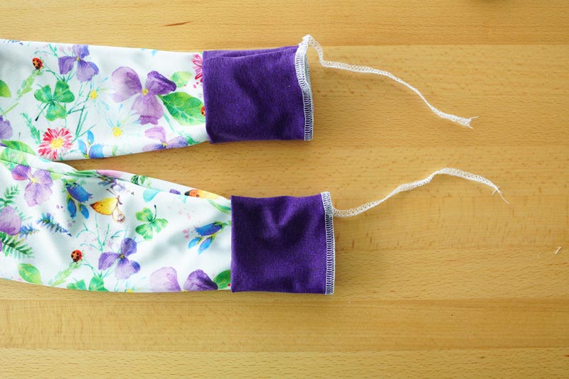 Jak ušít dětské sportovní legíny se sedlem - lem nohavic