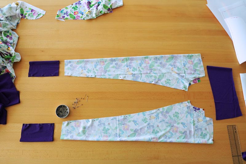 Jak ušít dětské sportovní legíny se sedlem - sešití krokových švů