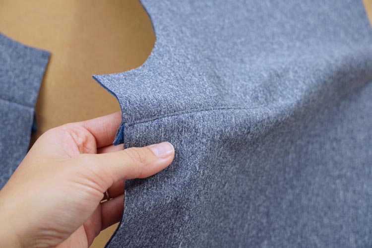 Proštěpovaný prsní záševek u dámské bundy - jak šít ze softshellu