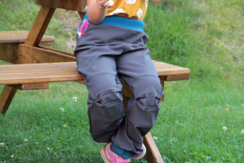 Jak šít softshell - Jednovrstvý letní softshell (vidíte, jak po přežehlení všechny záhyby zůstávají díky nízké gramáži ostré?)