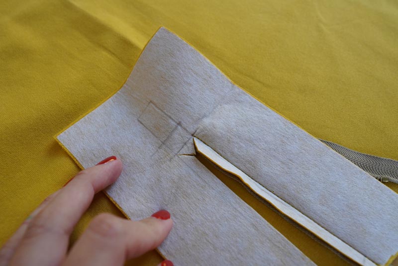 Jak ušít tričko se zipem a nízkým stojatým límečkem - zip s podšívkou ve výstřihu