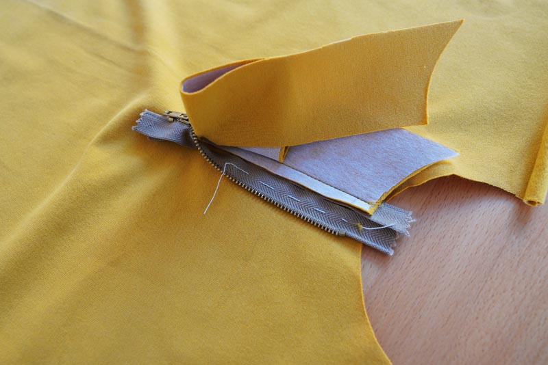 Jak ušít tričko se zipem a nízkým stojatým límečkem - zip s podšívkou ve výstřihu