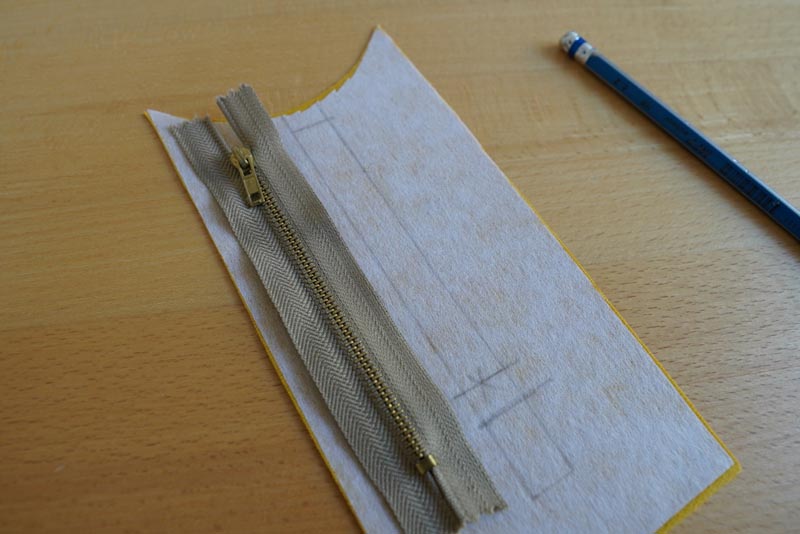 Jak ušít tričko se zipem a nízkým stojatým límečkem - zip s podšívkou ve výstřihu