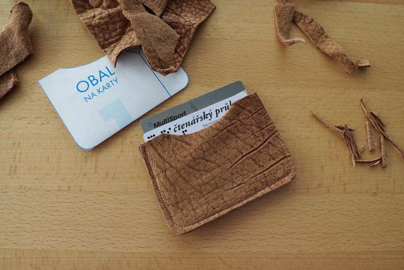 Návod a střih zdarma na jednoduchý kožený obal na karty